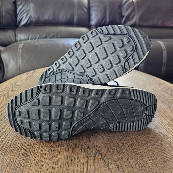 Nike Air Max Black and White Sneakers DM9537-001 Size Mens 9.5 NEW - Picture 14 of 15